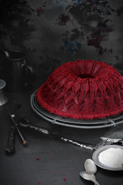 jeshala:  toloveviceforitself:  geekygothgirl:  arsenicinshell:  Red velvet bundt cake Recipe  Lo, I have found the Gothest Cake. All less broody and dramatic cakes bow before it.   I just want that bundt pan  *noise only bats can hear* 