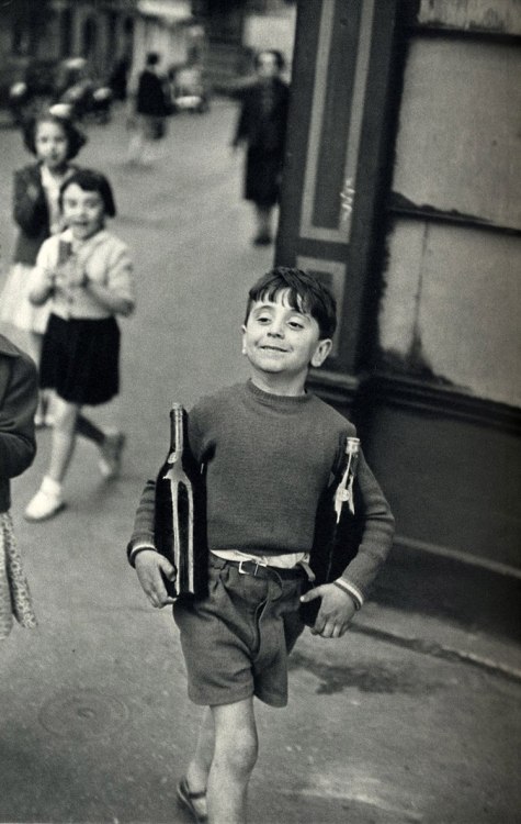 Henri Cartier-Bresson: Rue Mouffetard, 1954