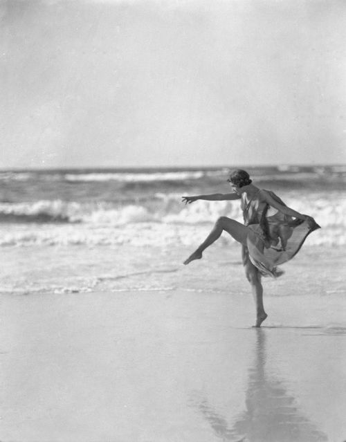 Arnold Genthe, “Anna Duncan dancing” at the beach of Long Island, New York, 1919. Deutsches Tanzarch