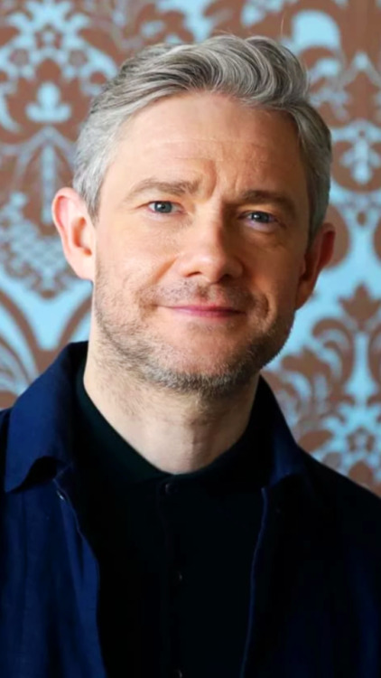 pebaicons: martin freeman lockscreens like if you save