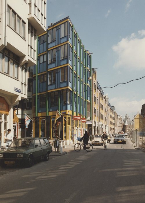 dutch80s:Zie hier de jaren-80 bebouwing langs de Sint Antoniesbreestraat in Amsterdam, 1986. Gebouwd