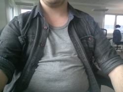 chubbyfrenchy:Full after-lunch belly at work
