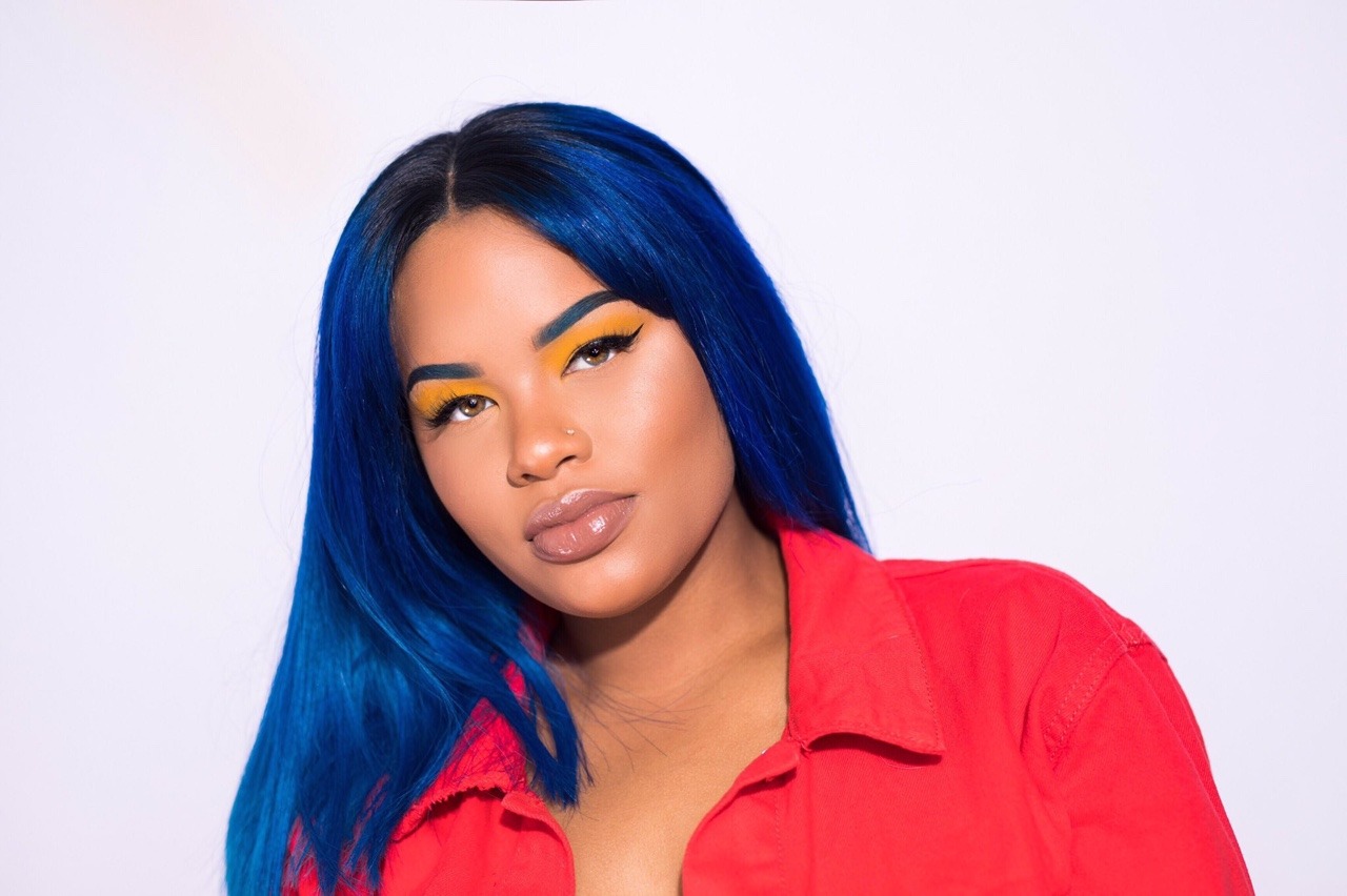 cocoabutter-brushes:Alissa Ashley giving us primary color vibes 🌈