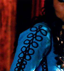 aryainwinterfell:Max’s Wardrobe: 2.02 Blue Gown With Black Details