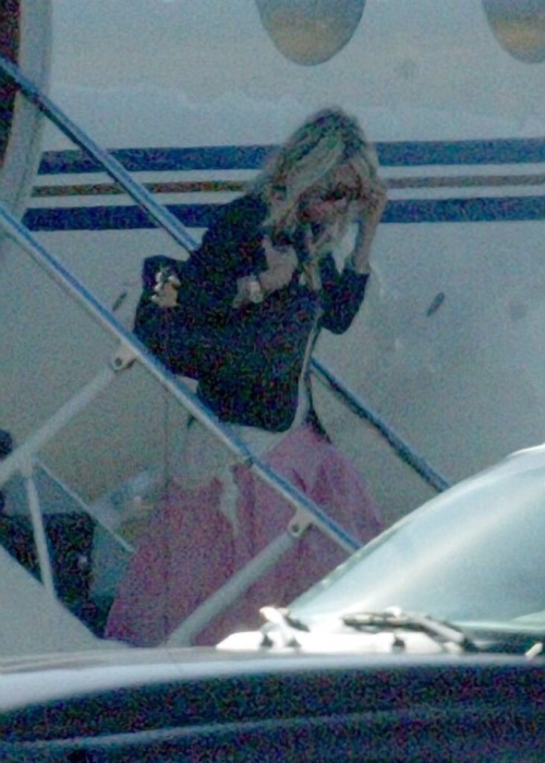 popculturediedin2009:Ashley Olsen leaving her private jet to pick up Mary-Kate from rehab, July 