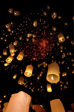 drxgonfly:  Loy Krathong Chiangmai 2 by Marty Johnston on Flickr. 