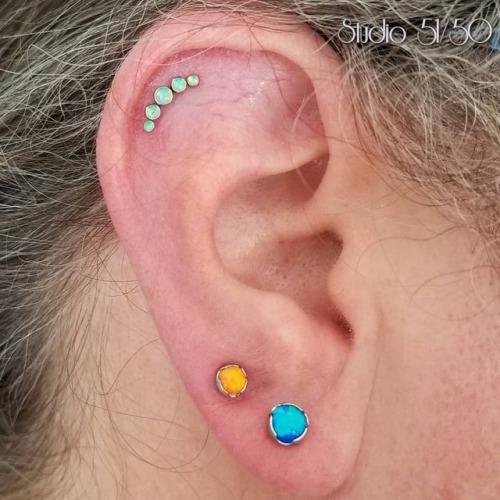 mathieudeckerbodypiercing: Curated setup with an nice, earthy flow. Fresh helix and upper lobe, upda