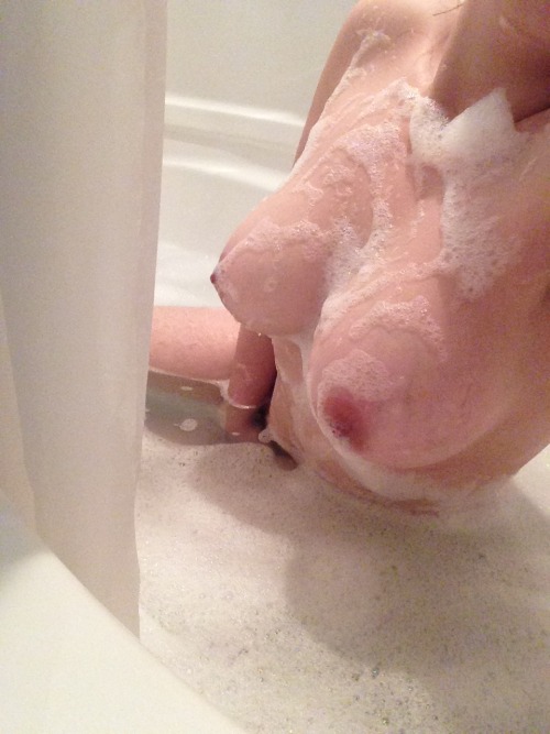idkjusthornyandbored:  here, have some bath pics 