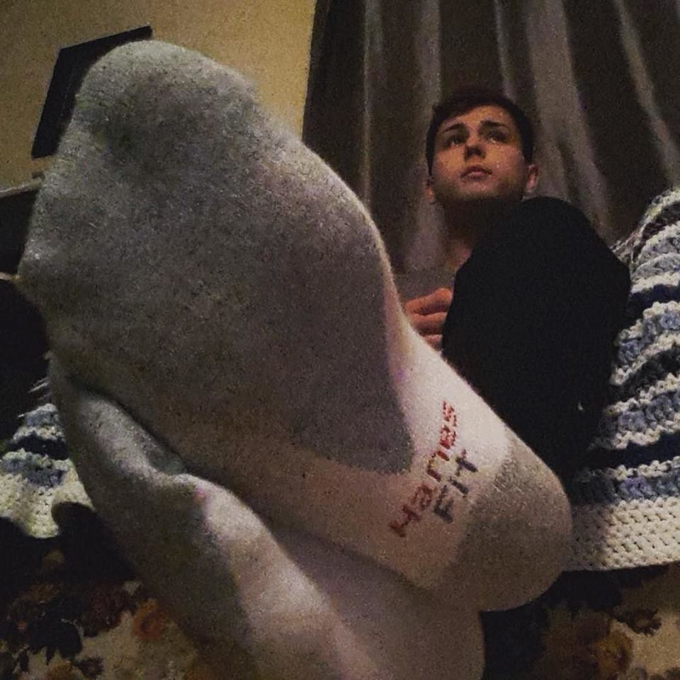 iheartfeet:  barefootbro22:  teenboysmellyfeet:  You know you want to pay tribute