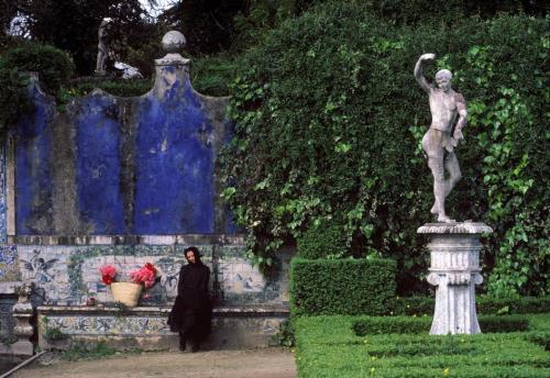 fotojournalismus: Lisbon, 1985. Photos by Bruno Barbey