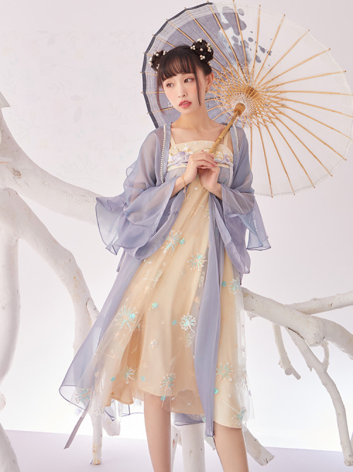 hanfu-asks: Hanfu by 十三余 小豆蔻儿 A stylized modern adaption of a Hezi Qun/诃子裙. A historically accu