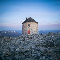 toofarnorth:  Skåla Hike, Norway by colerise