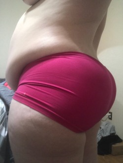 loosebbwgoddess:  Today’s panty pic is from home. Damn that ass!