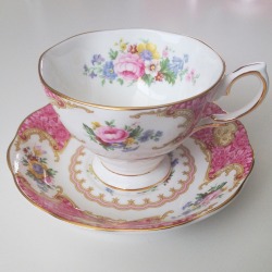 babyrad:My mom bought me this Royal Albert teacup as a surprise 🌸🌷🌼