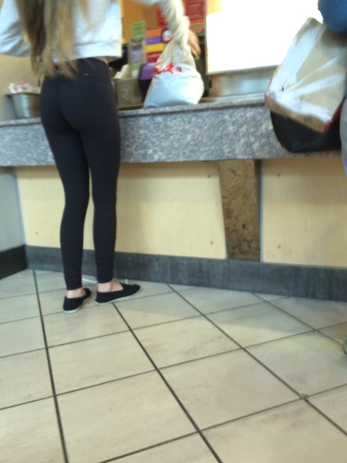 candid-ca:  #candid #creepshot #creepshots #creepin #voyeur #voyeurism #public