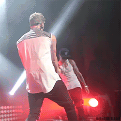 jusdrewbiebers:   Justin Bieber surprises Cody Simpson no Paradise Tour show em LA 