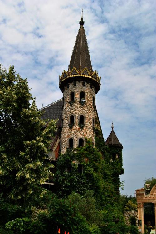 voiceofnature:Fairytale Castle Ravadinovo in Belgium. The castle has beautiful gardens where you can
