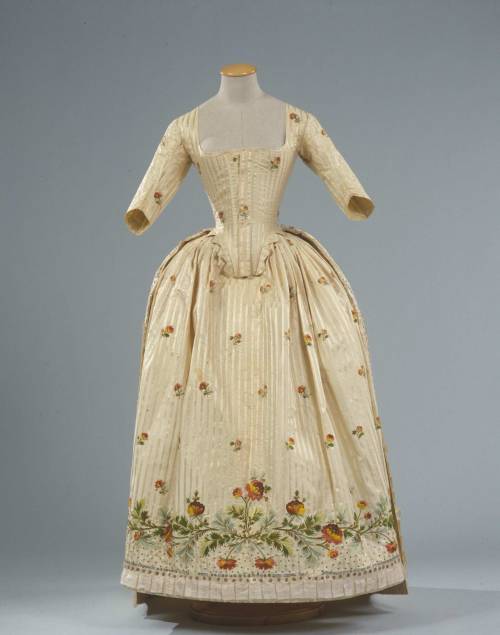 fripperiesandfobs:Robe à l’anglaise ca. 1780From the Galleria del Costume di Palazzo Pi