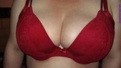 Real 38GG&rsquo;s amateur cleavage in red bra