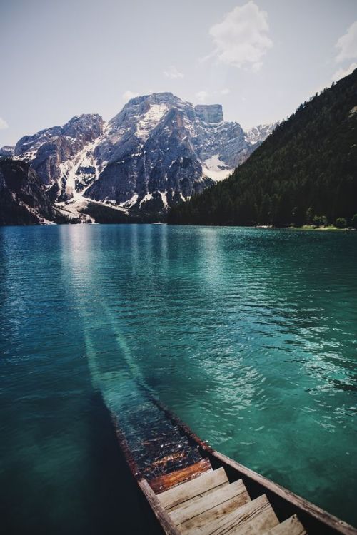 Sex sixpenceee:This is Lake Braies in Italy. pictures