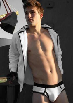 hunkopedia:  Follow Hunk’o’pedia for more hot guys! 