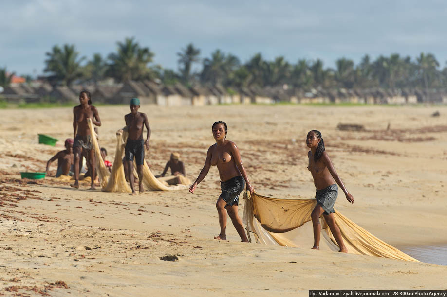 Topless Madagascan girls fishing.