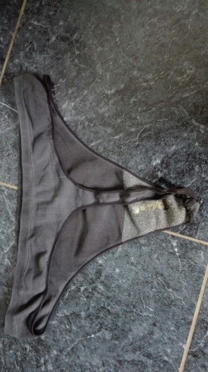 Porn Pics hotpantypictures:  My neighbor’s thong,