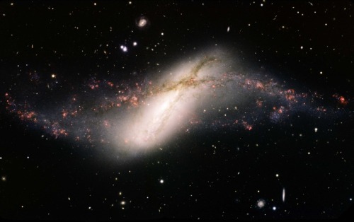 Polar Ring Galaxy NGC 660 : NGC 660 is featured in this cosmic snapshot, a sharp composite of broad 