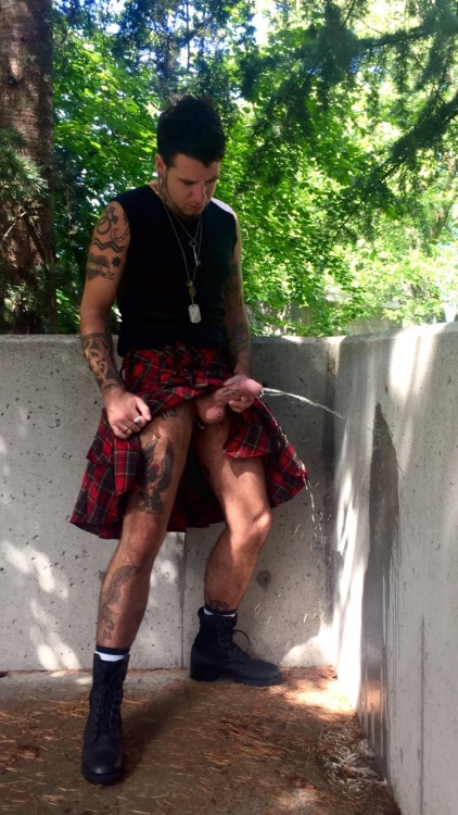 themaletaint: misterjackdarling: Gone for a walk in my kilt on a windy Seattle day woof what a sexy 