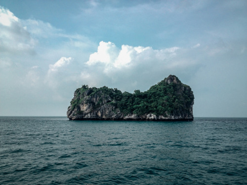 Lonely island. Download this and more beautiful photos: bit.ly/1NIRxZIwww.getrefe.com 