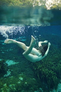 cf-sluts:  beauty underwater