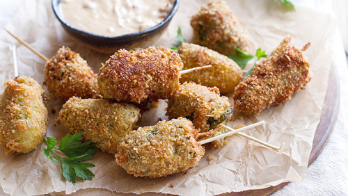 whitegirlsaintshit:  childservices:  do-not-touch-my-food:  Deep Fried Pickle Poppers  I love poppers  shut the FUCK UP OMG