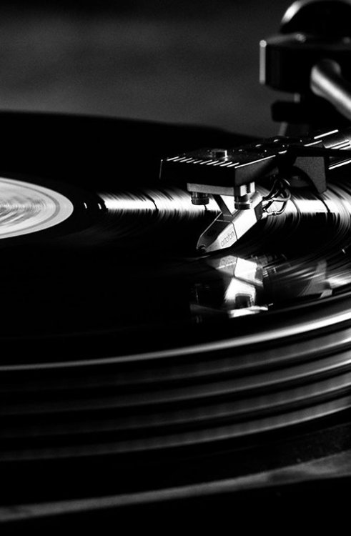 damian-shadow: The time we listened to old records.