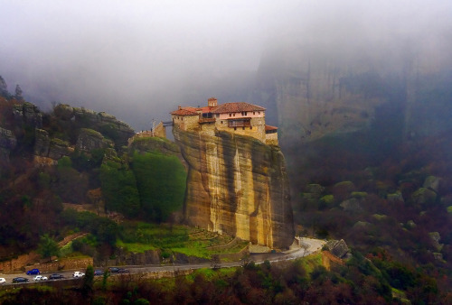 congenitaldisease:Meteora is a monastery complex located beside the Pindos Mountains Greece.They are