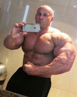 bodybuilers4worship:  Dream about this man 