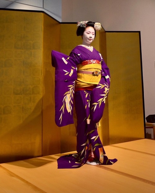 July 2018: maiko Ichiaya showing the tanzaku motifs on the sleeve of her hikizuri at the Kyoto Museu