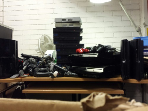 Sometimes it’s all about quantity. Mostly Playstation 2 SCPH-90004, and also a couple of Playstation