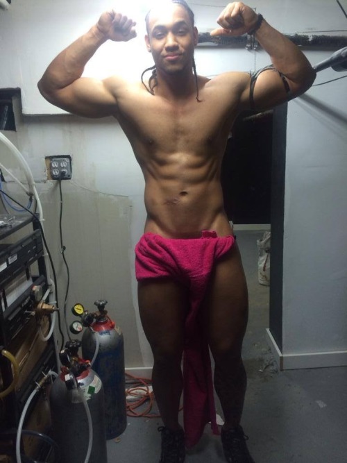 aworldofmenz:  savvyifyanasty:  > omg he’s fine as hell   A World of Menz 
