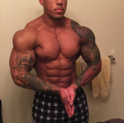 keepemgrowin:  Whoa… simply breathtaking, muscled physique.