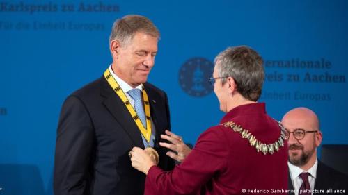  Romanian President Klaus Iohannis has been presented with the 2020 Charlemagne Prize for promoting 