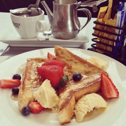 goldcraze:  Fab hotel breakfast!  From my