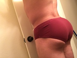 bendmeoverxy:  Getting ready for work!  Did I forget to tell you guys I got a set of butt plugs? My favorite is the super thick, 6.25&quot; one 