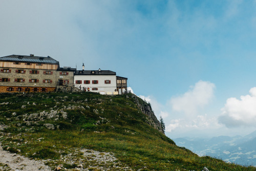 DER BERG RUFT VIIUnd dann, ganz unverhofft, bin ich plötzlich da. Das Watzmannhaus thront vor mir un