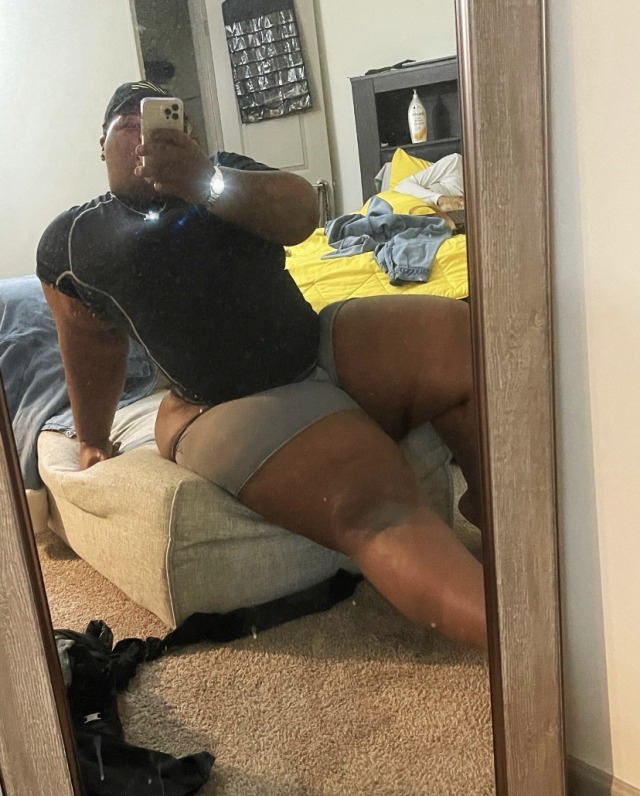 vmatts423:His thighs so thick u can see the ass from the front 