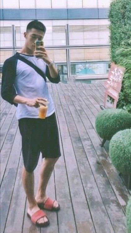 sixthrural: edward-btm: wowo123123:chi-jiang: 超長大屌 想被你幹又噴好多 被你內射一定很爽 他是誰呢？會灌爆吧