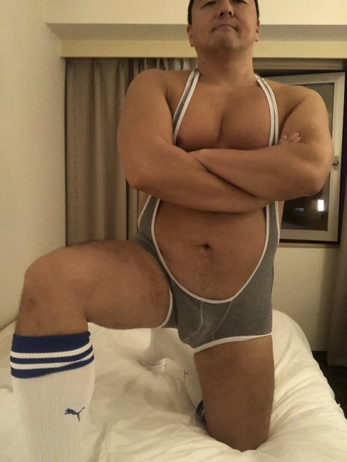 haraemon: hagedebukuma: エロレスして金玉責めてやりたい ヤラシイ、シングレット姿の親父