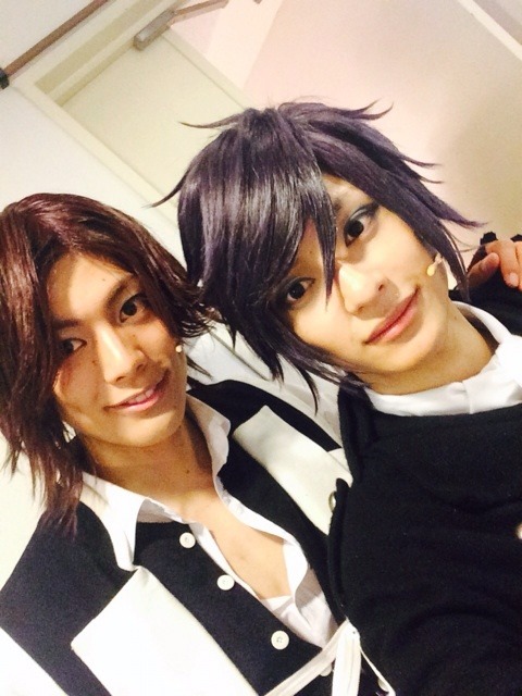 hakumyu:  Saitou selfies with the cast from Hashimoto Shouheiâ€™s blog. [X]