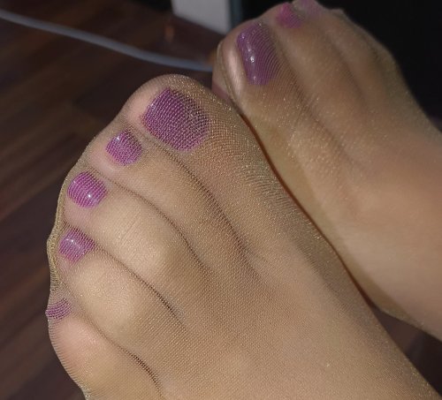 pantyhosegoddesslinda: Reblog and follow if you like sexy nylon toes. 