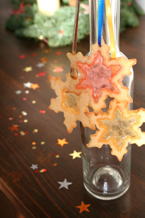 thecakebar:  Stained Glass Cookies Tutorial This is so fun cuz you melt the colored sugar inside the cookie (middle of cookie) and i the cookie middle looks like glass or mosaic glass! <3333 