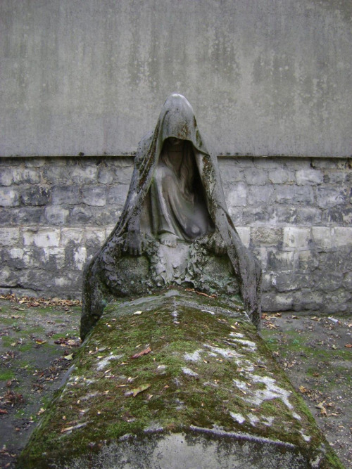 mynocturnality:Père Lachaise Cemetery, Paris, France.Meet me here&hellip;